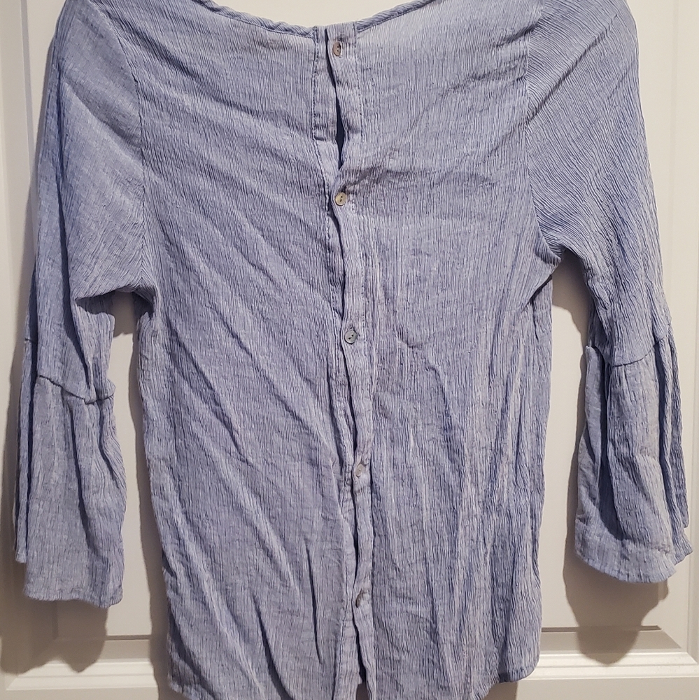Button back crinkle blouse - Picture 4 of 5